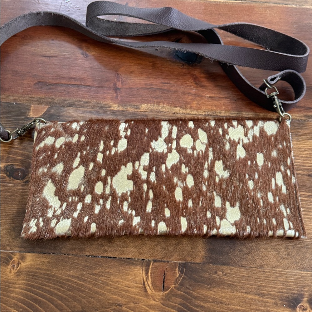 CUTE Cow hide crossbody with LV emblem - Picture 5 of 6